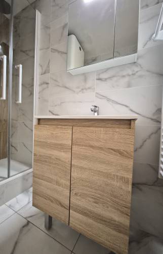 Salle de bains effet marbre et son meuble bois