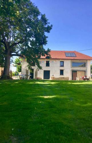 Pose enduit à la chaux pour rénover la façade des murs pisés