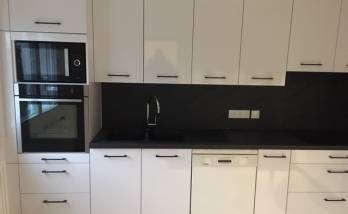 Nouvelle cuisine rénovée avec mobilier de cuisine blanc laqué - Nantes 44