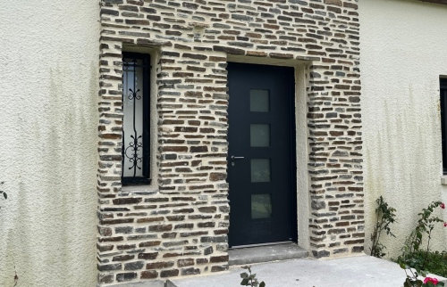 Réaménagement d'une entrée avec du parement 