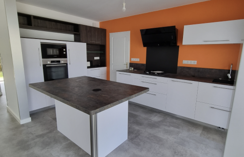 Travaux d'aménagement cuisine îlot avec IPN déco équipements encastrés dans ancien bâtiment à Pleyben (29190)