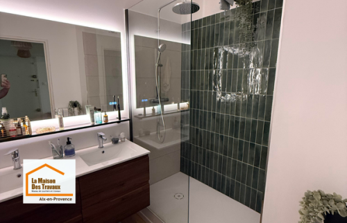 Installation d’un meuble double vasque suspendu et rénovation complète d’une salle de bain d’appartement à Aix-en-Provence pour créer un espace plus fonctionnel, plus lumineux et plus agréable au quotidien.