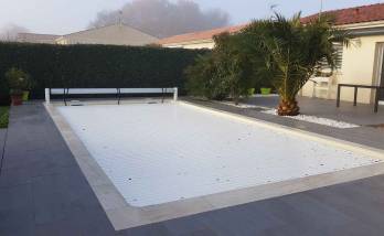 Terrasse de piscine à Corme Royal