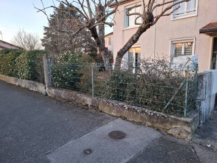 Muret et grillage avant travaux de rénovation extérieure - Ambérieu-en-Bugey 01500