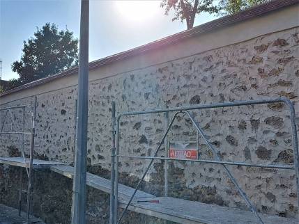 Travaux de rénovation d'un mur en maçonnerie en cours - Solers 77111