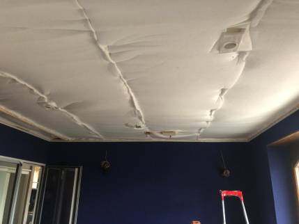 Pose d'une toile tendue dans une maison près d'Aix-les-Bains
