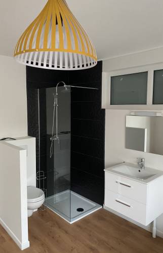 Chaque chambre possède son identité et sa salle de bain et WC 