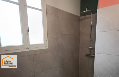 Zoom sur une douche rénovée à Seyches : finitions soignées, matériaux modernes et espace repensé pour plus de praticité.