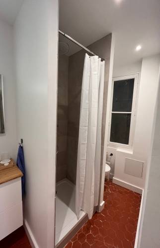 Salle de bain avec wc