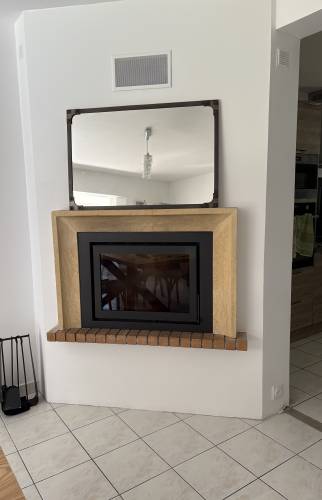 Cheminée après installation d’un poêle sur mesure par La Maison Des Travaux Bruz