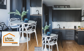 Aménagement d’un intérieur moderne autour de Pont-l’Abbé avec cuisine noire et bois ouverte sur l’espace de vie, pensé pour optimiser les volumes, la circulation et la luminosité au quotidien.