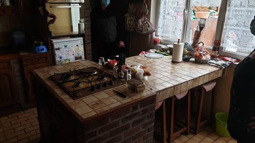 Ancienne cuisine avec plan de travail en briques et faïence - Arras 62