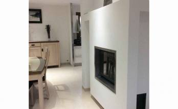 Installation d'une cheminée contemporaine à Saint-Pair-Sur-Mer