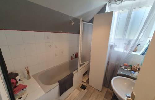 Avant : Salle de Bain avec Baignoire Encombrante