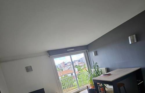 Mise en valeur du mur en coloris gris