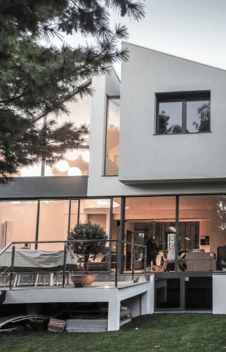 Vue extérieure avec la terrasse au coucher du soleil