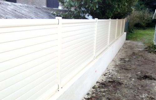 Panneaux en aluminium sur muret en béton