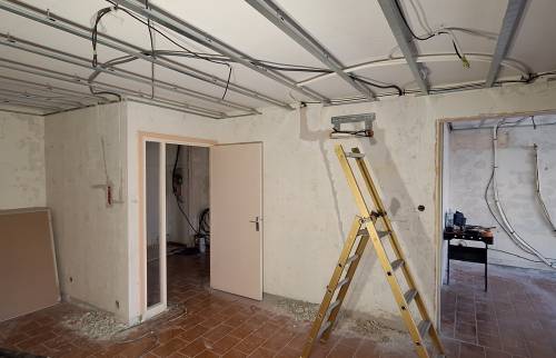 Appartement en cours de rénovation avec rails pour faux plafond à Alès