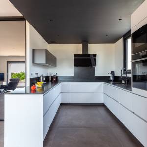 INTÉRIEUR AVEC VUE SUR BAIE – LA CIOTAT (13) - Corinne Palermo - La Maison Des Architectes