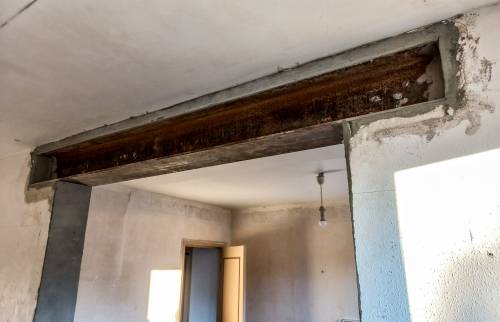 Pose d'un H en acier après validation par un bureau d'étude