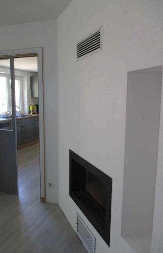 Cheminée double foyer vu de l'entrée, porte à galandage à Rixheim