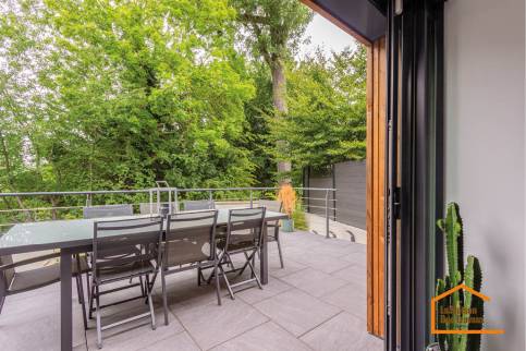 Terrasse après rénovation et grande baie vitrée à galandage (Brunoy 91800)