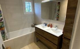 Salle de bain enfant finition bois La Maison Des Travaux Alès