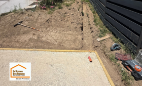 Préparation du terrain à Venelles avec création d’une plateforme compactée destinée à accueillir une future terrasse bois sur plots et un jacuzzi extérieur.