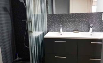 une salle de bain style hôtel