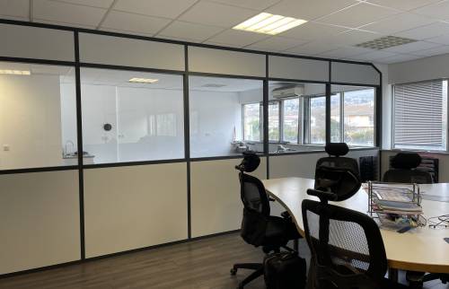 un grand bureau lumineux