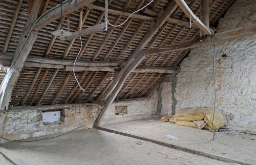 Vieille maison aux combles aménageables spacieux