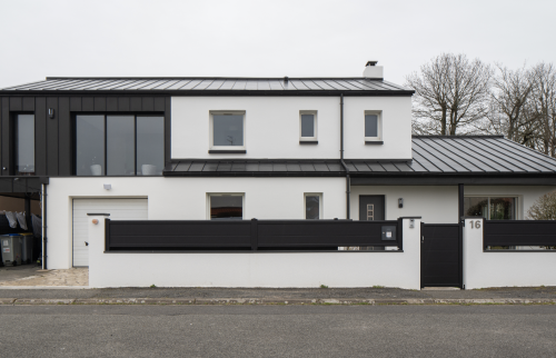 Surélévation d'une maison en bardage zinc anthracite à Vertou