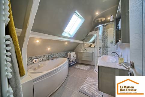 Nouvelle salle de bain sous comble (Varennes-Jarcy 91480)