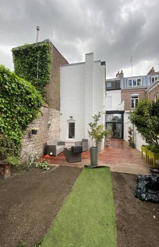La touche finale d'un jardin aligné avec la rénovation des façades