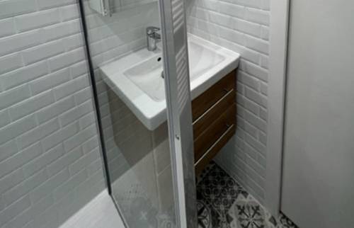 Salle de bain rénovée meuble suspendu
