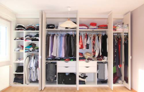 Dressing dans une chambre