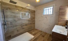 Salle de bain design moderne bois La Maison Des Travaux Ales