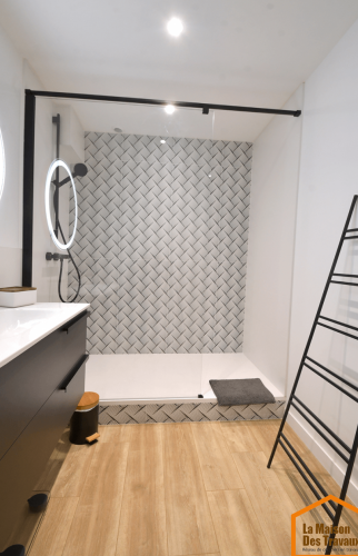Douche à l’italienne moderne dans un appartement rénové à Voiron