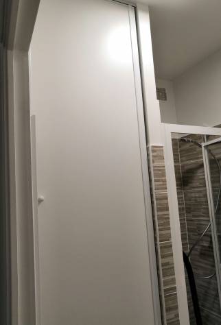 Porte de placard toute hauteur pour sécurisé la salle de bain