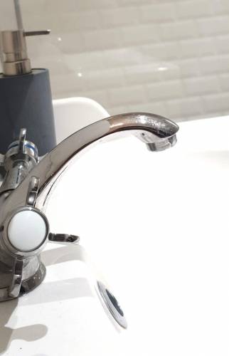 Vasque blanche avec robinetterie inox