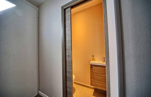 Petit WC avec porte à galandage pour gagner de l'espace à Montgeron