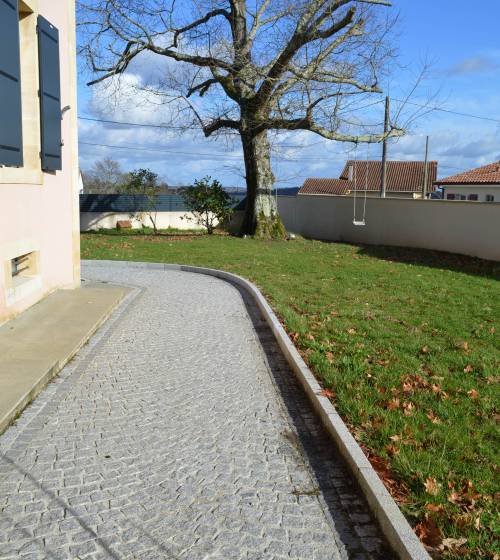 Allée en pavés pierre naturelle aux normes CE avec bordues en pavés béton - Crozon - 29160 -