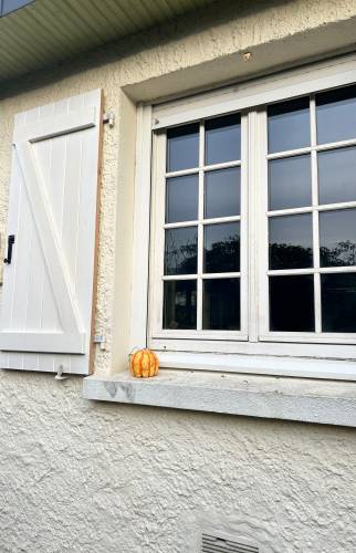 Vue des fenêtres rénovées après travaux - Fenêtres modernes maison rénovée