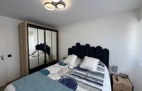 La chambre rénovée, vue avec la porte d'entrée