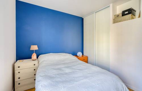 Rénovation de chambre, mur bleu 