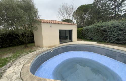 Local technique terminé avec façade crépie, toiture en tuiles et baie vitrée, construit près d'une piscine en rénovation – projet en Haute-Savoie.