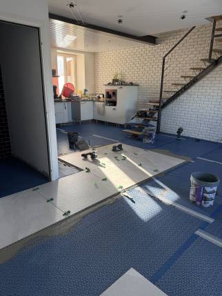 Rénovation de sol intérieur avec pose de carrelage grands carreaux - Valence 26000