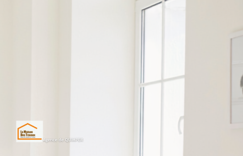 Préparation d'une rénovation de murs et plafond près de Pont-l'Abbé. Des supports soigneusement repris avant la mise en peinture pour garantir une finition durable et une chambre plus lumineuse dans le Finistère Sud.