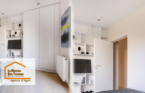 Un relooking complet pour une chambre plus fonctionnelle et esthétique, imaginé et coordonné par l’agence La Maison Des Travaux d’Agen.