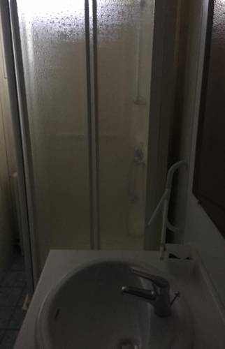 avant : salle d'eau peu fonctionnelle